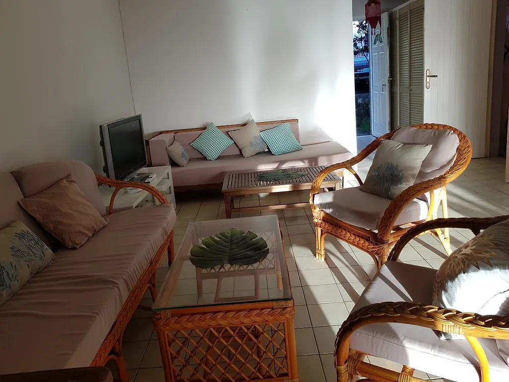 Maison Bleu Corail Bouillante 0*,